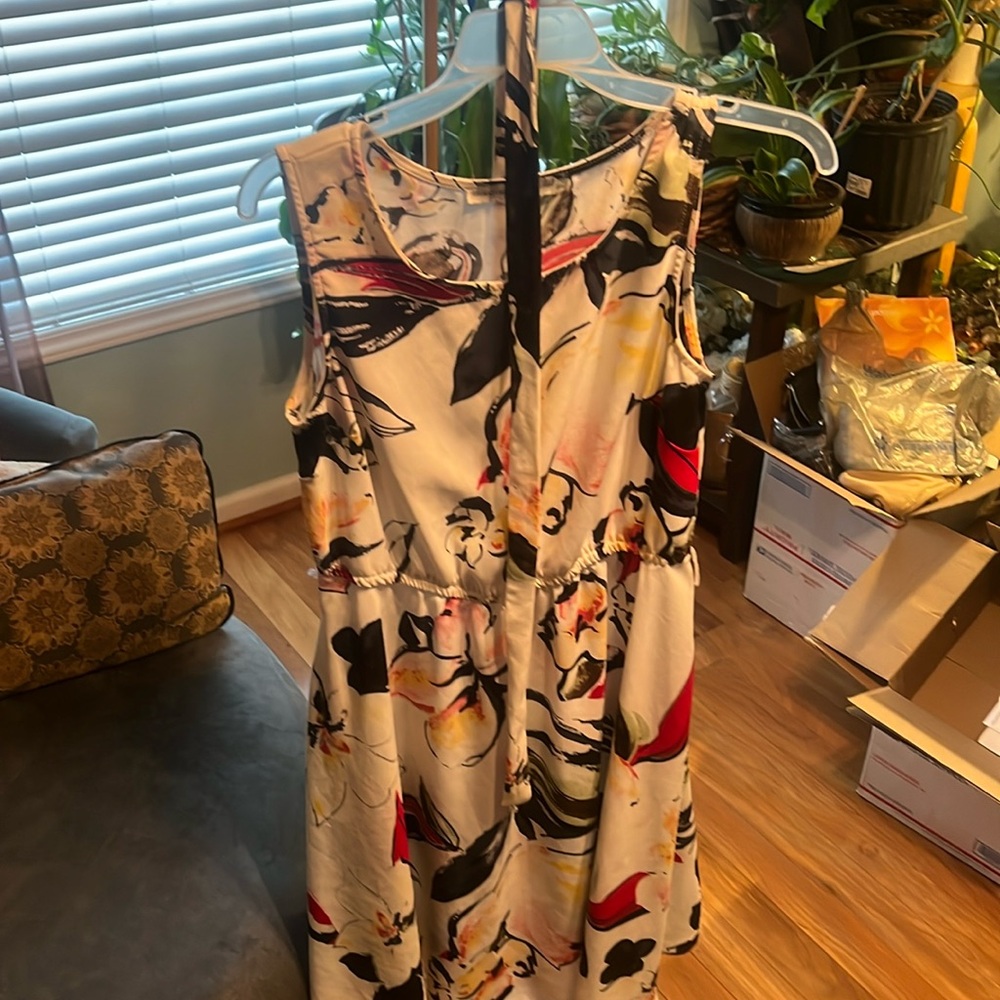 Avon Signature Collection size 10/12, has pockets, 100% polyester, EUC